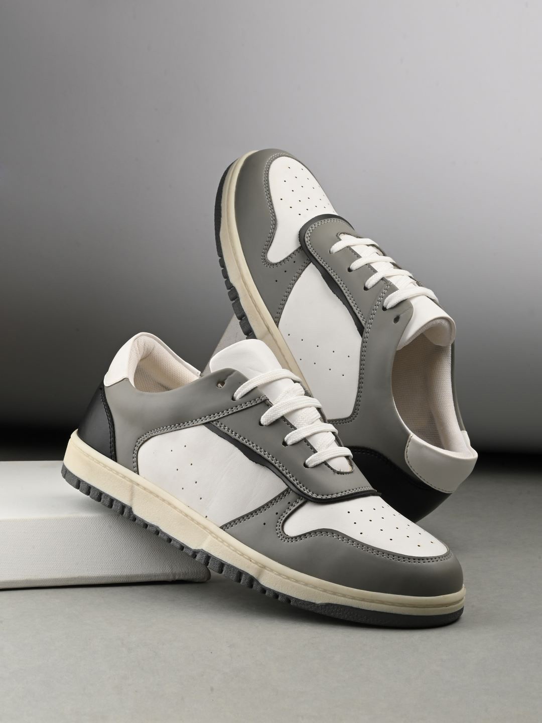

The Roadster Lifestyle Co. Men Colorblocked Lightweight Casual Sneakers, Grey
