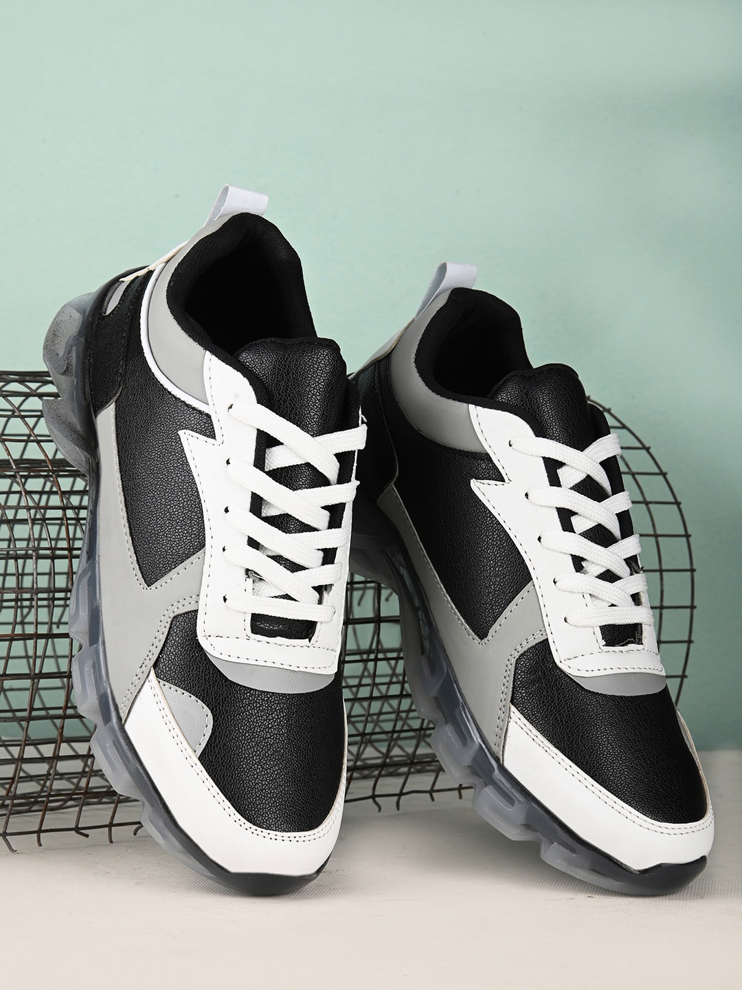 

HERE&NOW Men Colourblocked Lightweight Sneakers, White