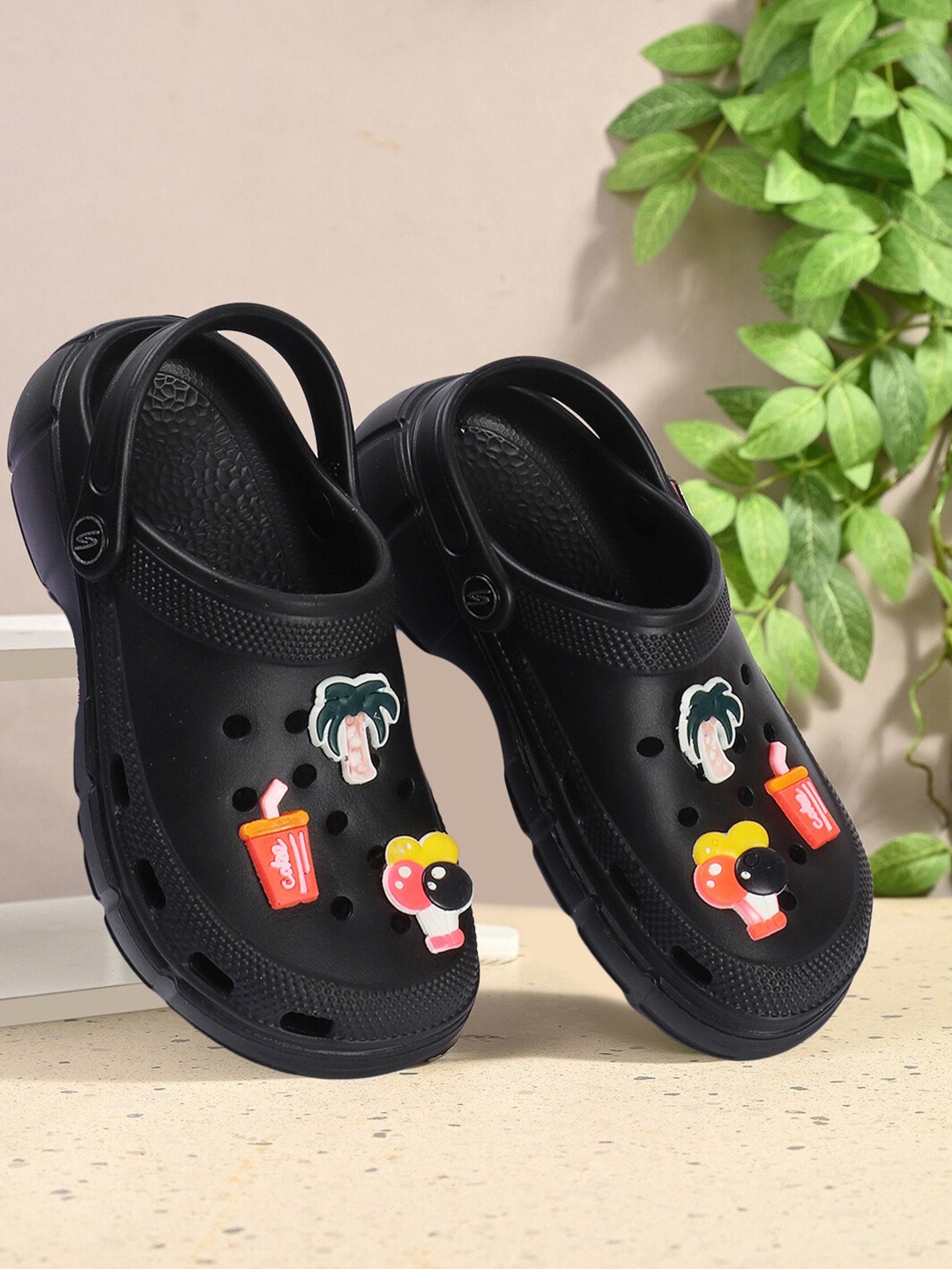 

The Roadster Lifestyle Co. Women Printed Clogs Flip Flops, Black