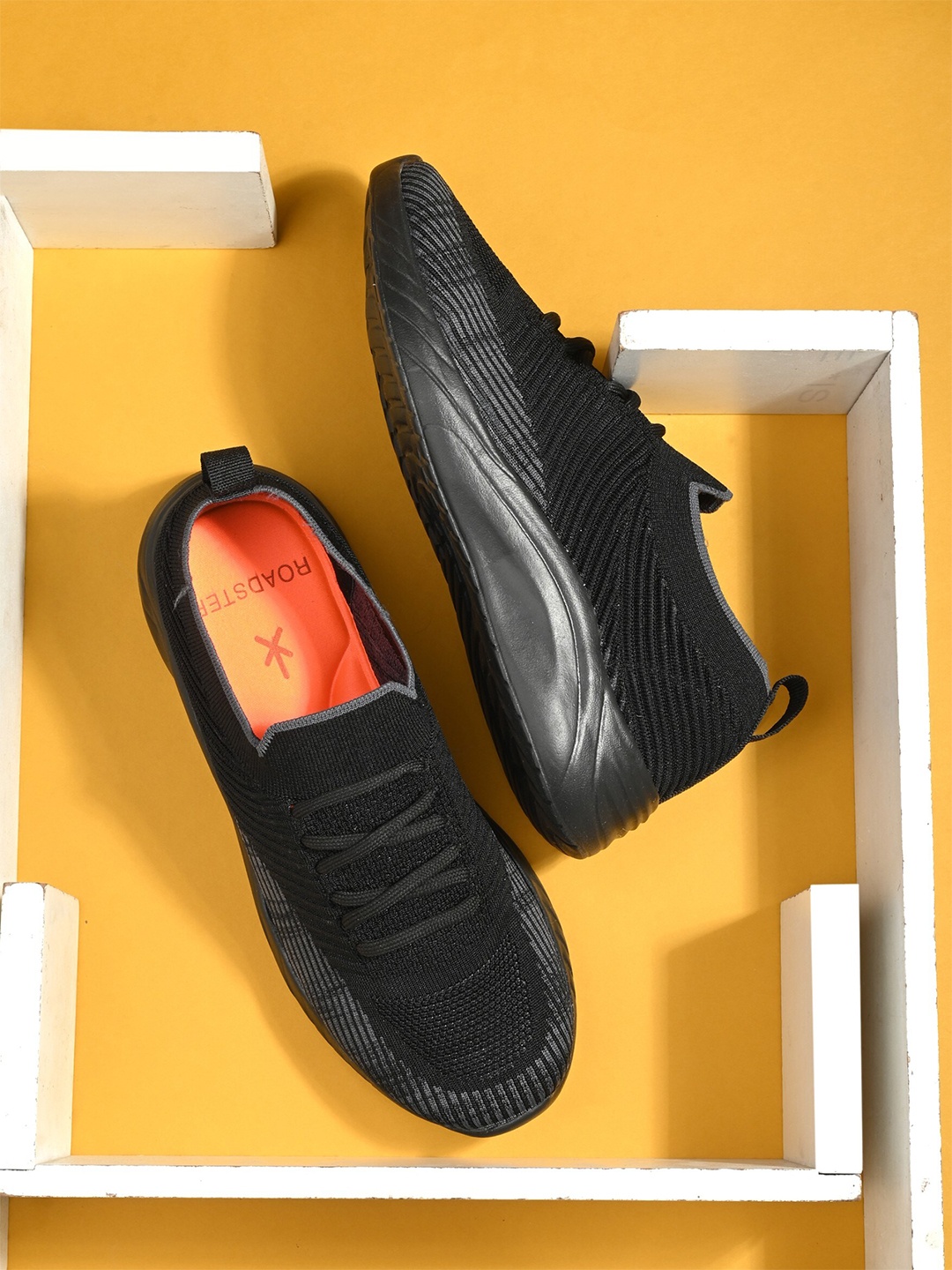 

The Roadster Lifestyle Co. Men Textured Walking Shoes, Black