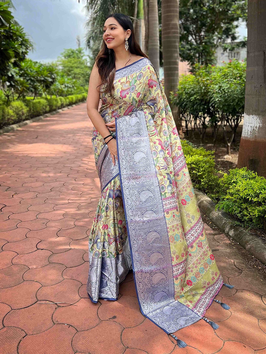 

DEVATITHI Ethnic Motifs Zari Silk Blend Tussar Saree, Lime green