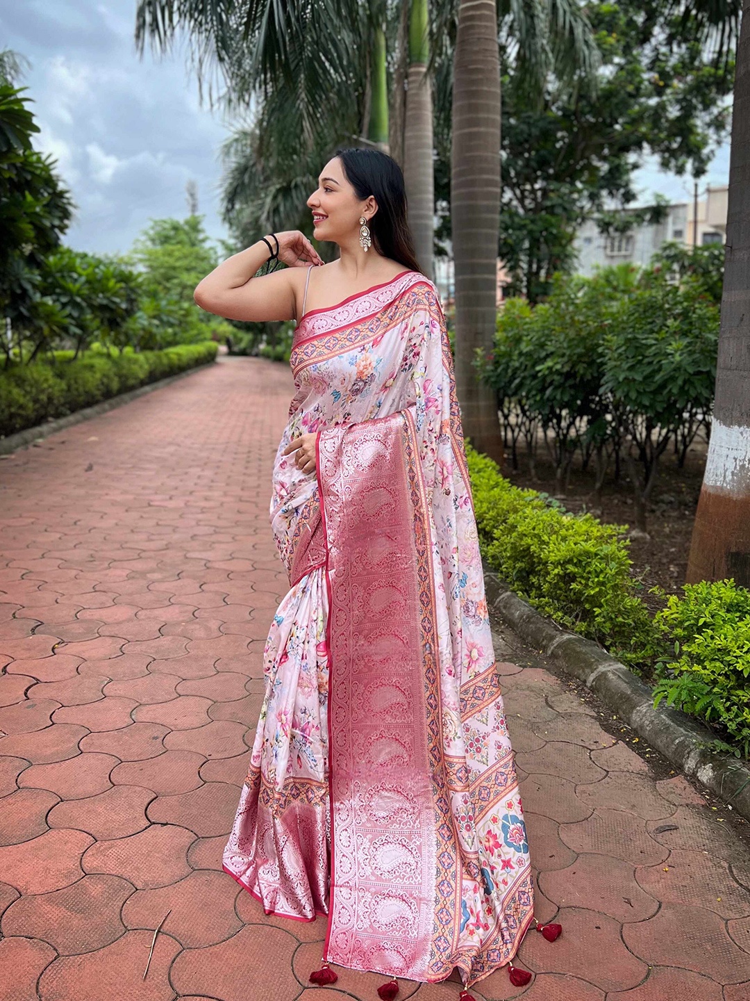 

DEVATITHI Floral Silk Blend Tussar Saree, Cream