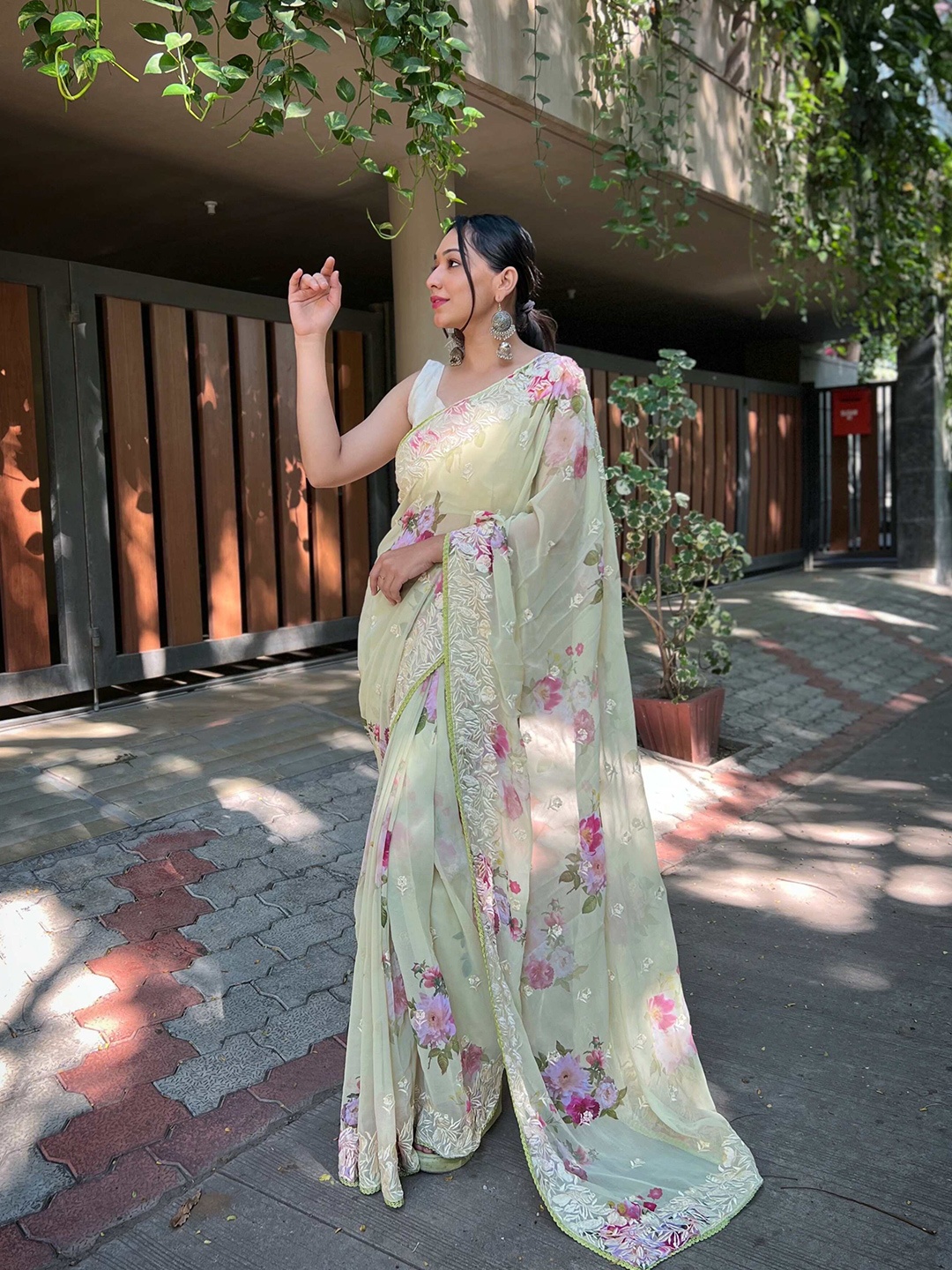 

DEVATITHI Floral Embroidered Poly Georgette Saree, Green