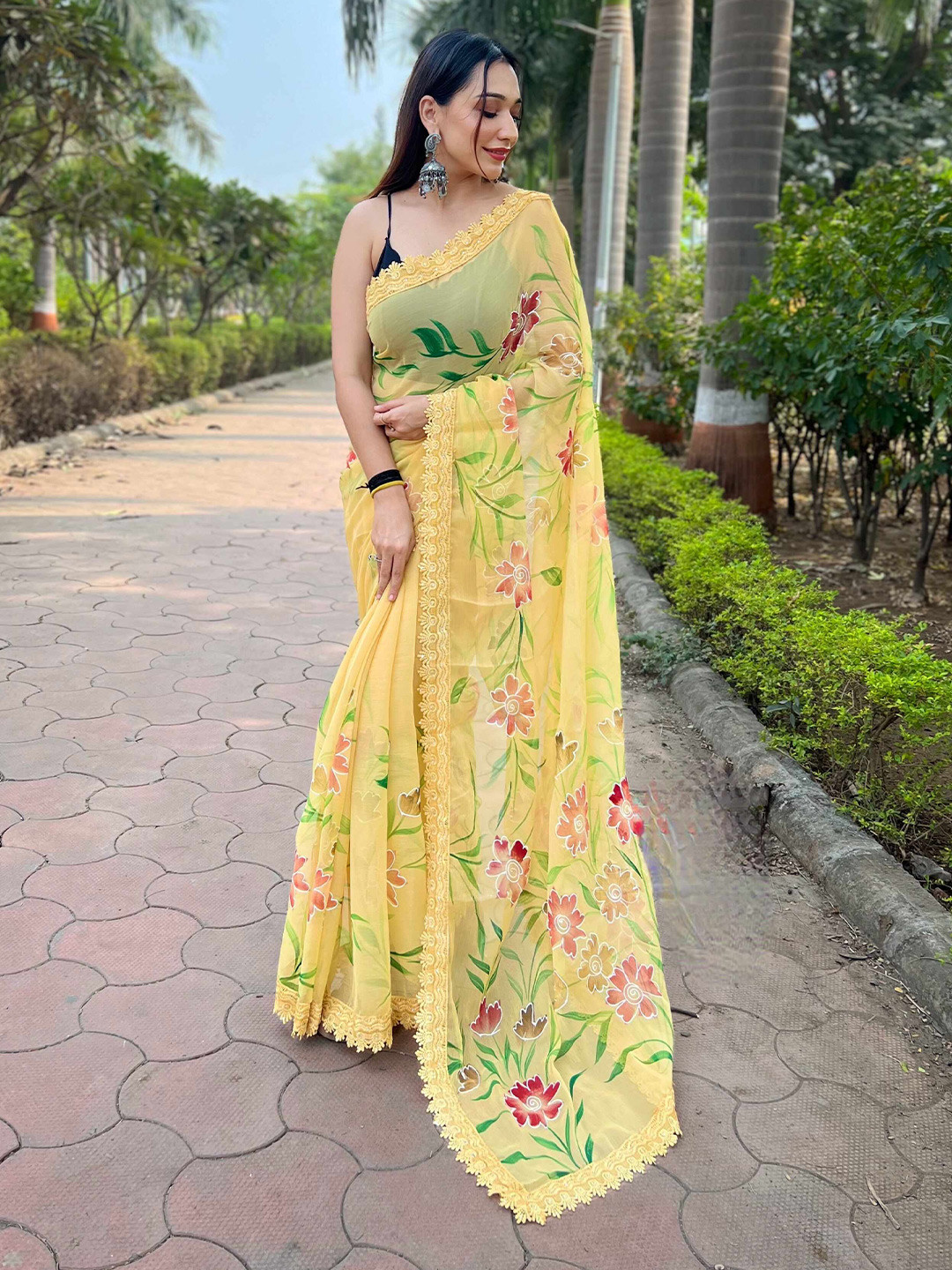 

DEVATITHI Floral Silk Blend Saree, Yellow