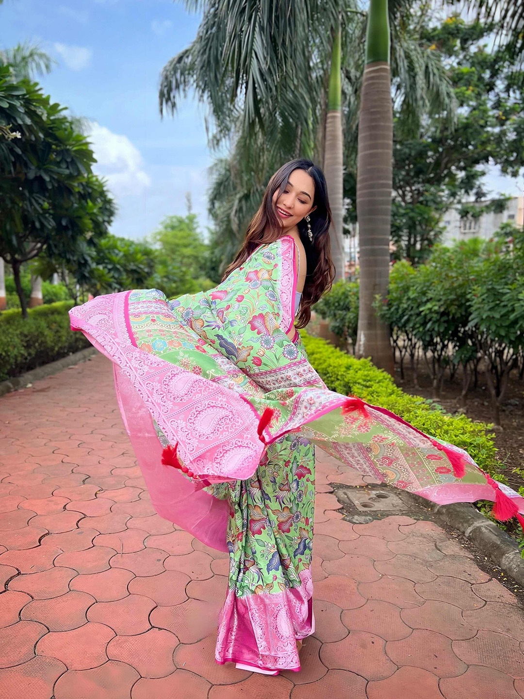 

DEVATITHI Floral Zari Silk Blend Tussar Saree, Green