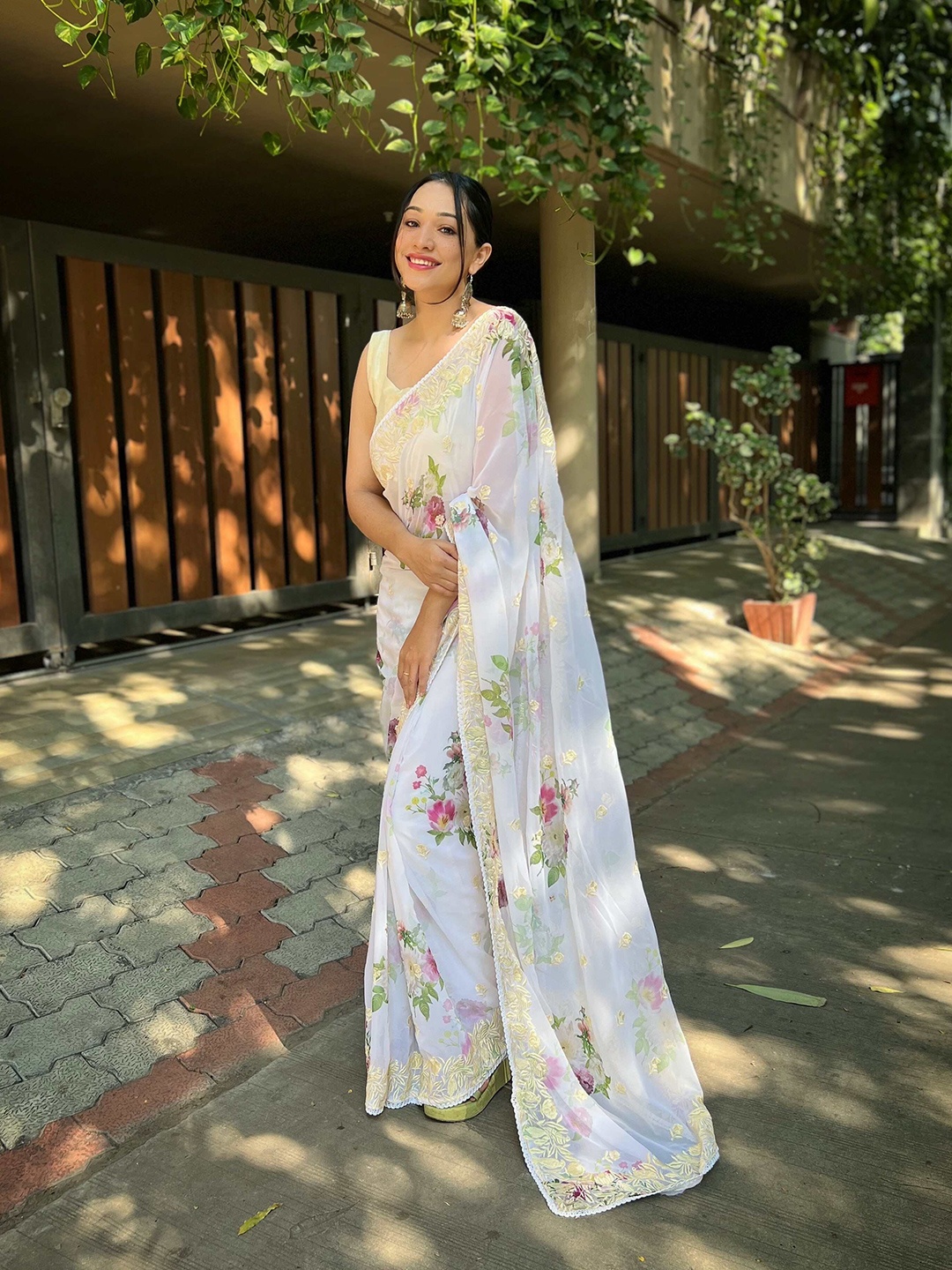 

DEVATITHI Floral Embroidered Poly Georgette Saree, White