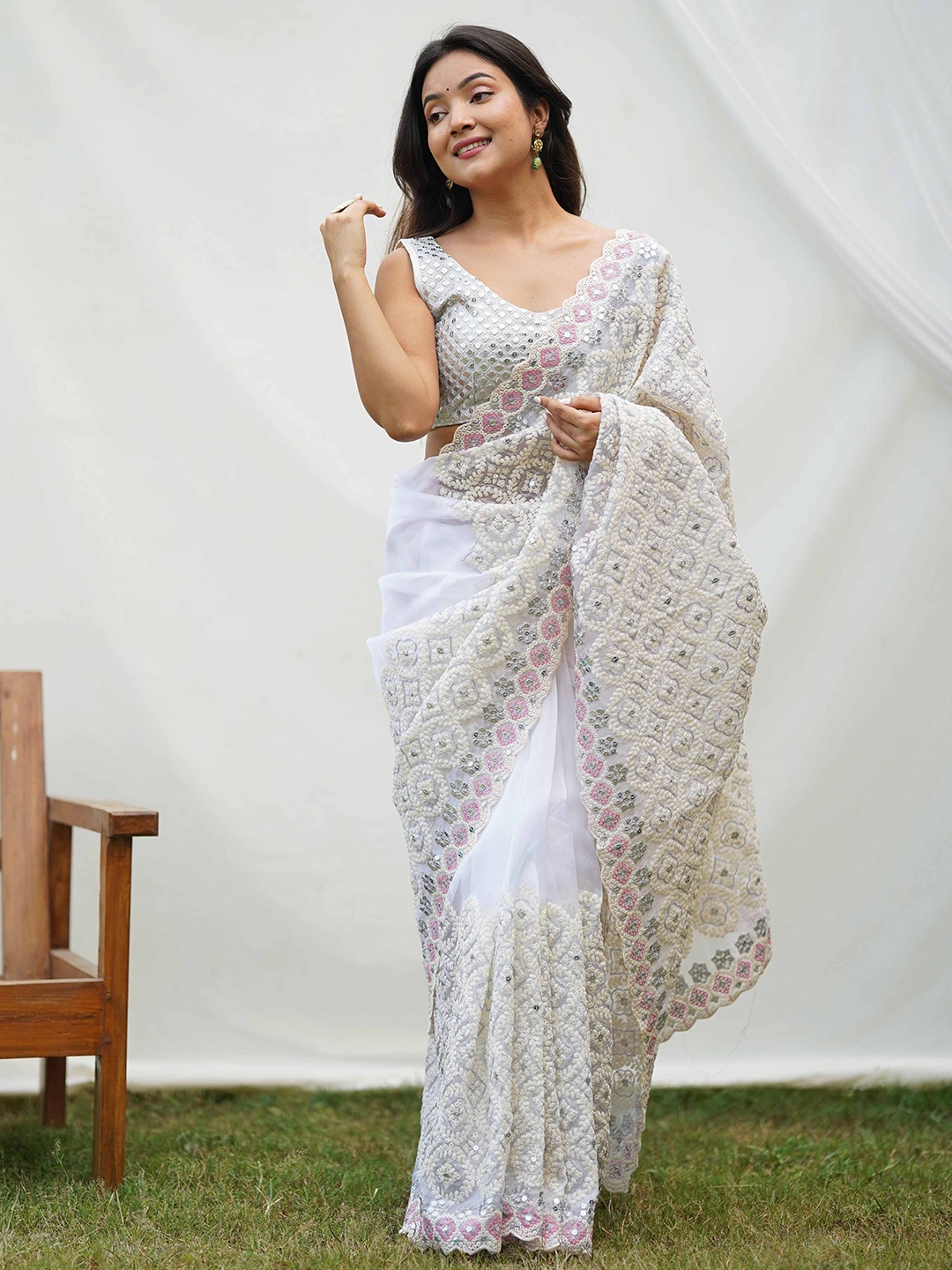 

DEVATITHI Ethnic Motifs Sequinned Organza Saree, White