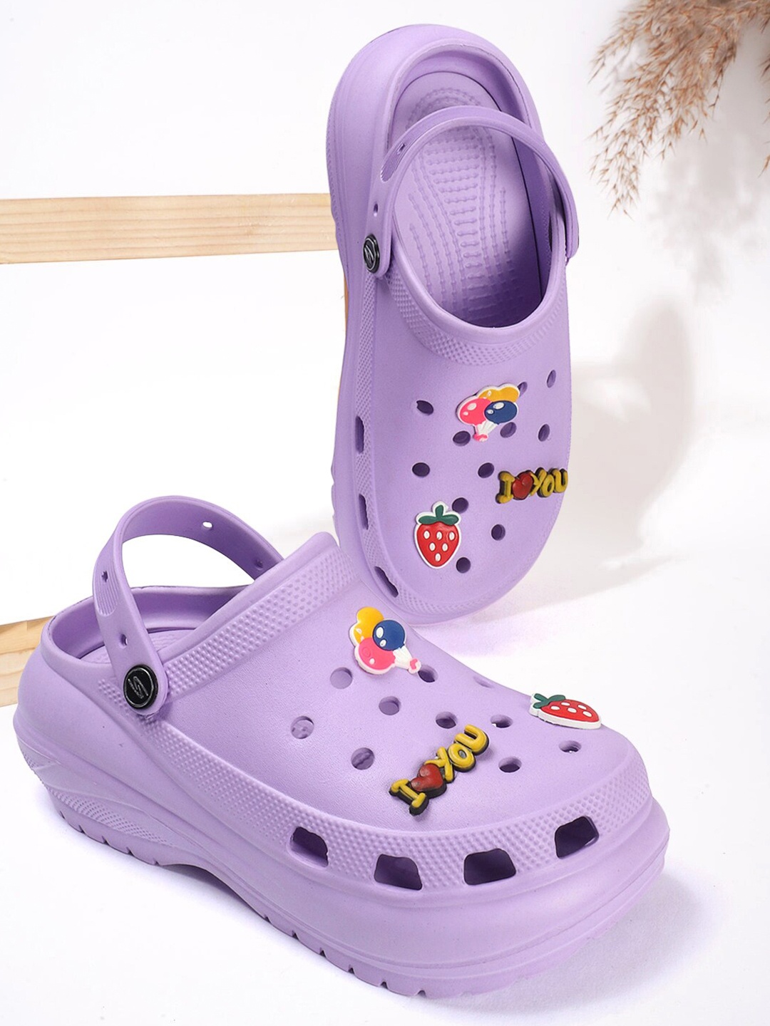 

The Roadster Lifestyle Co. Women Purple Printed Clogs