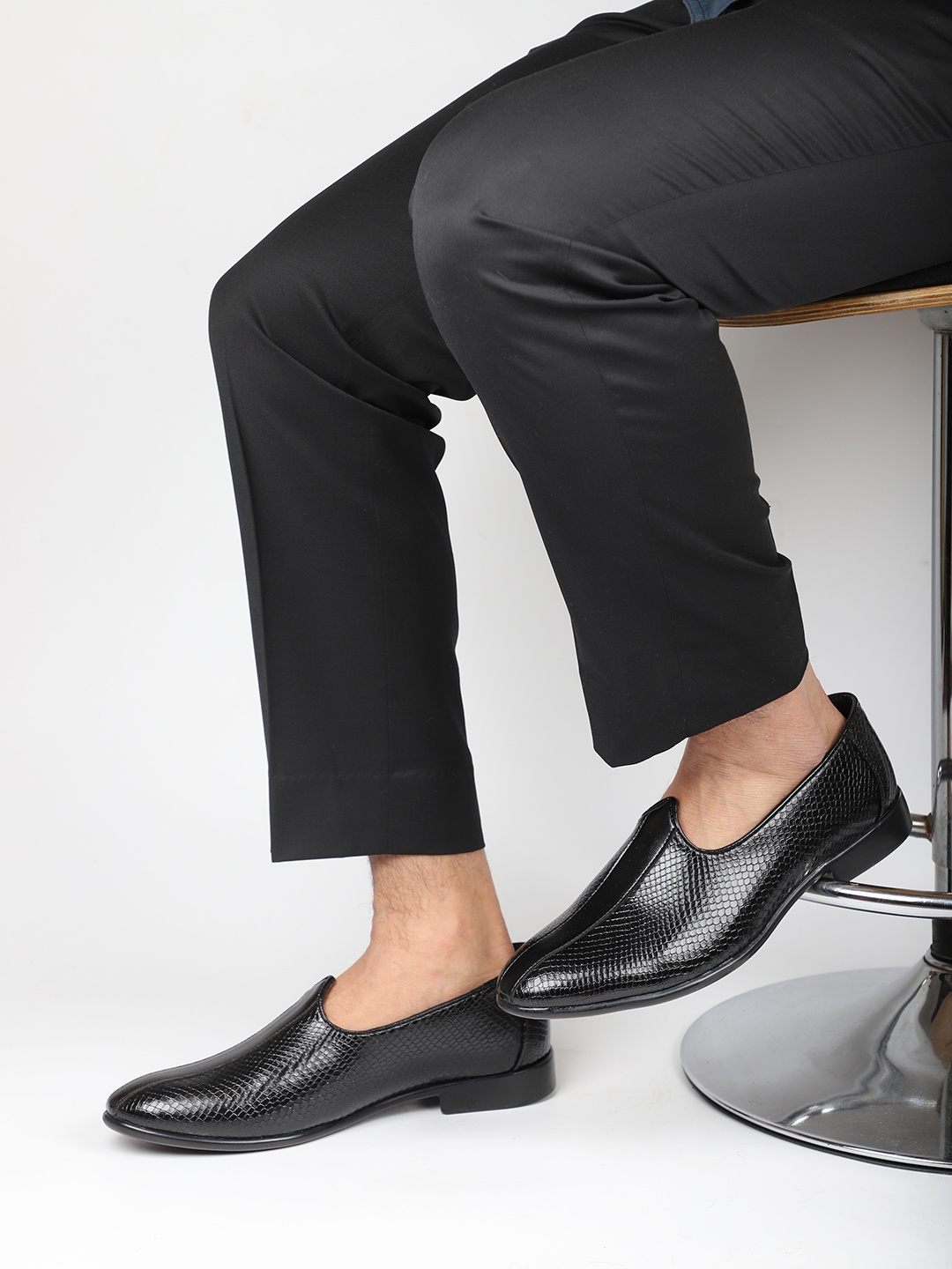 

PRIVO by Inc.5 Men Textured Round Toe Leather Mojaris, Black