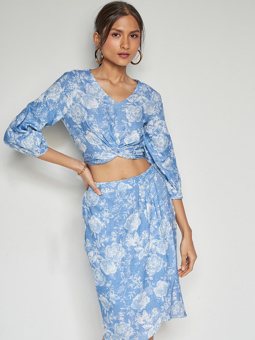 

AND Floral Printed V-Neck Crop Top With Skirt, Blue