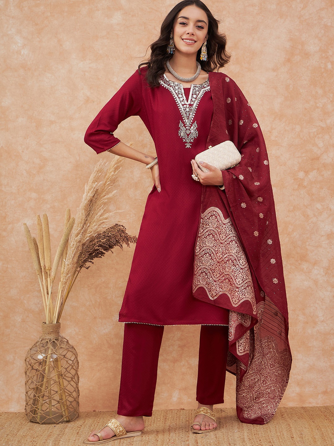 

Ishin Round Neck Ethnic Motifs Embroidered Regular Thread Work Straight Kurta Set, Maroon
