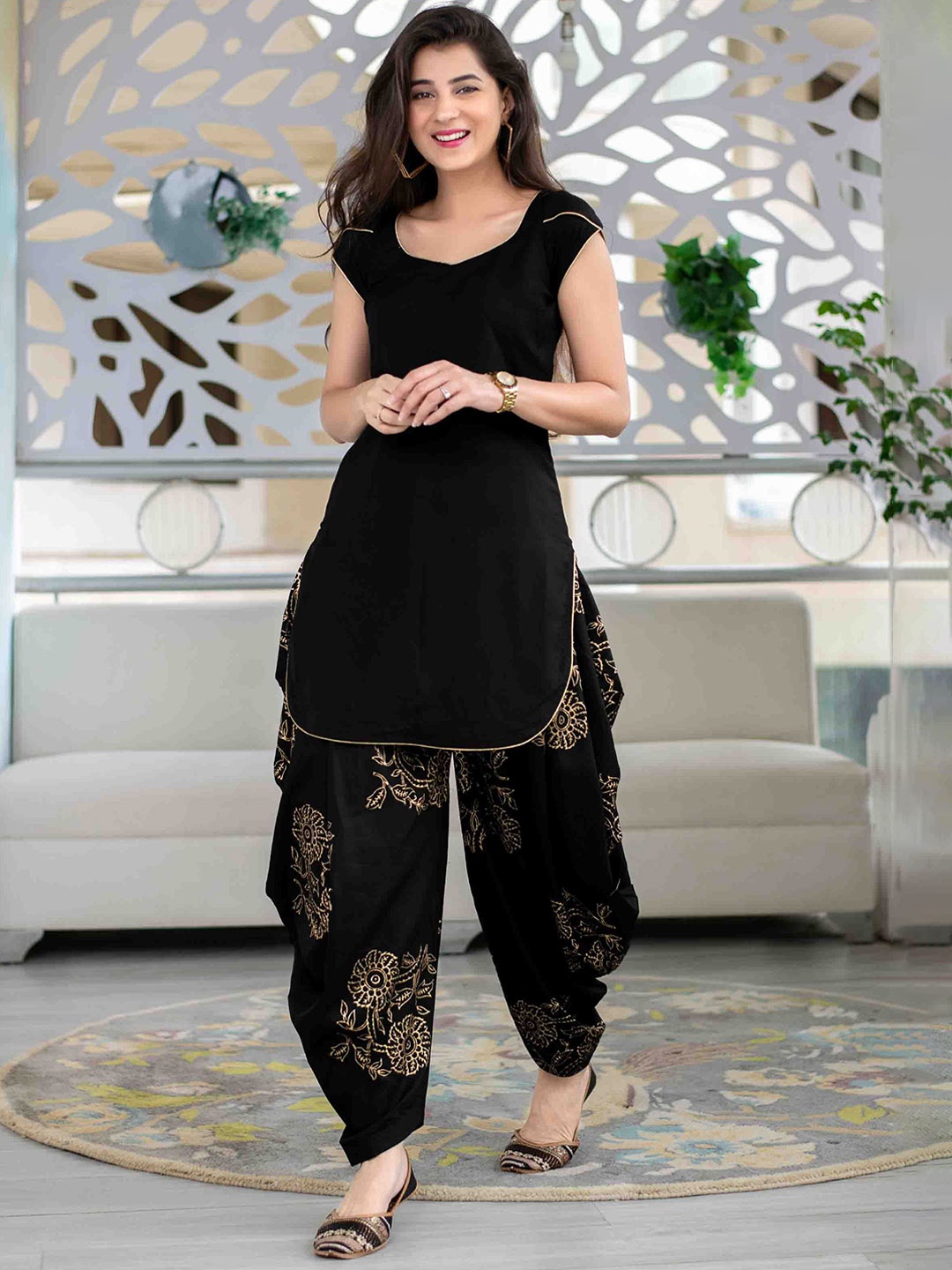 

Label Shaurya Sanadhya Sweetheart Neck Straight Kurti With Patiala, Black