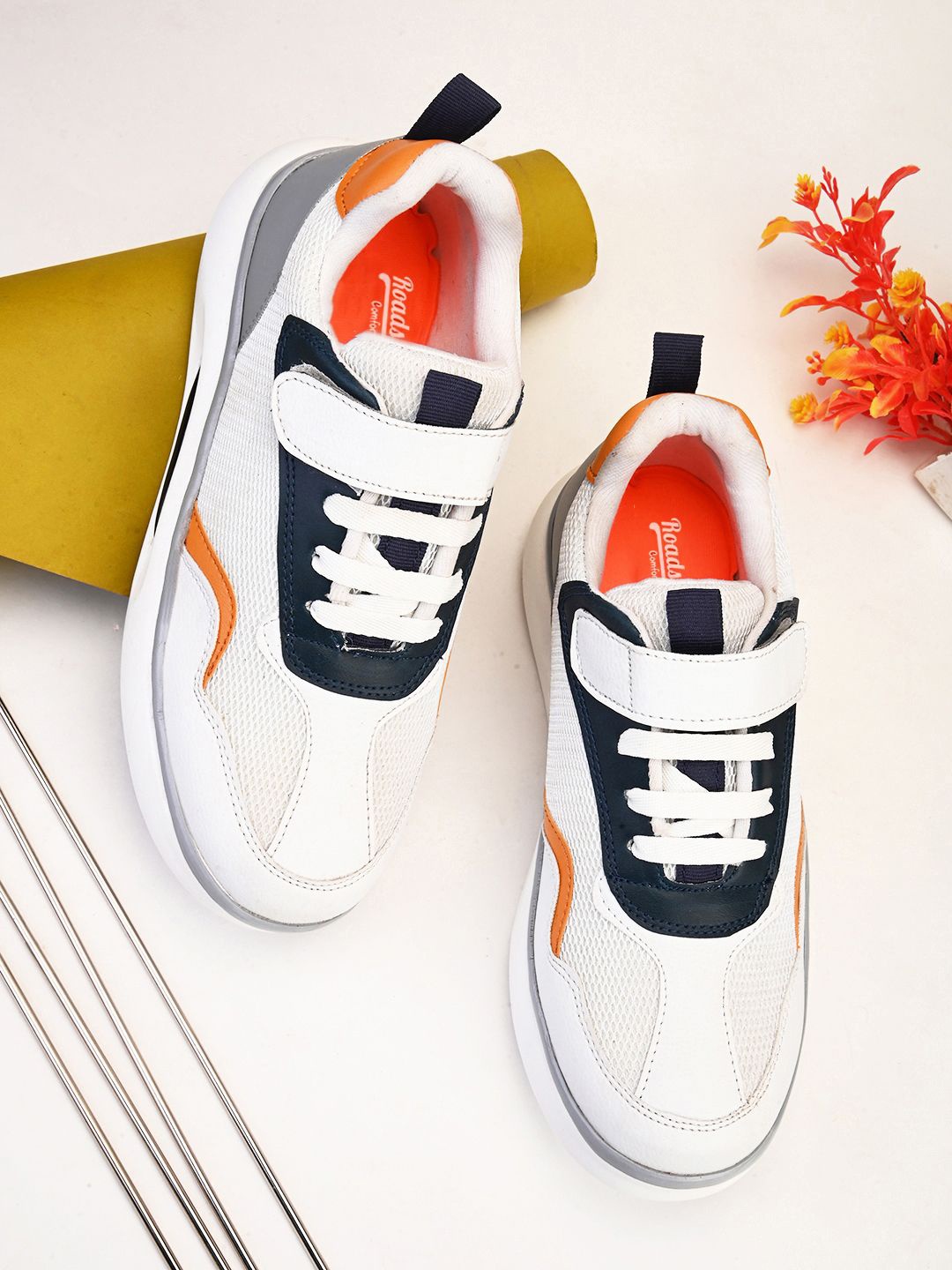 

The Roadster Lifestyle Co. Womens White Round Toe Lightweight Sneakers