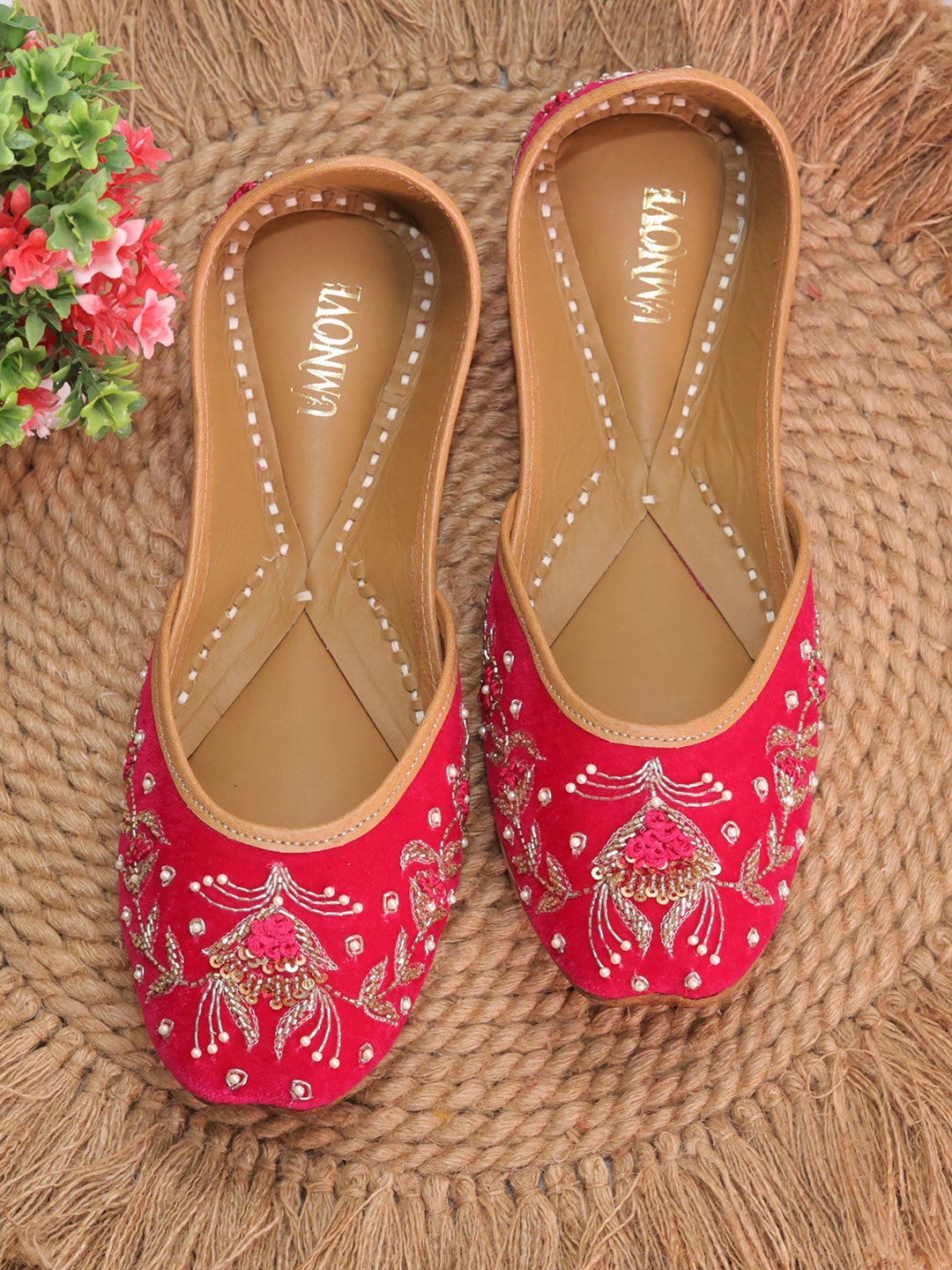 

UMNOVE Women Ethnic - Embellished Mojaris, Magenta