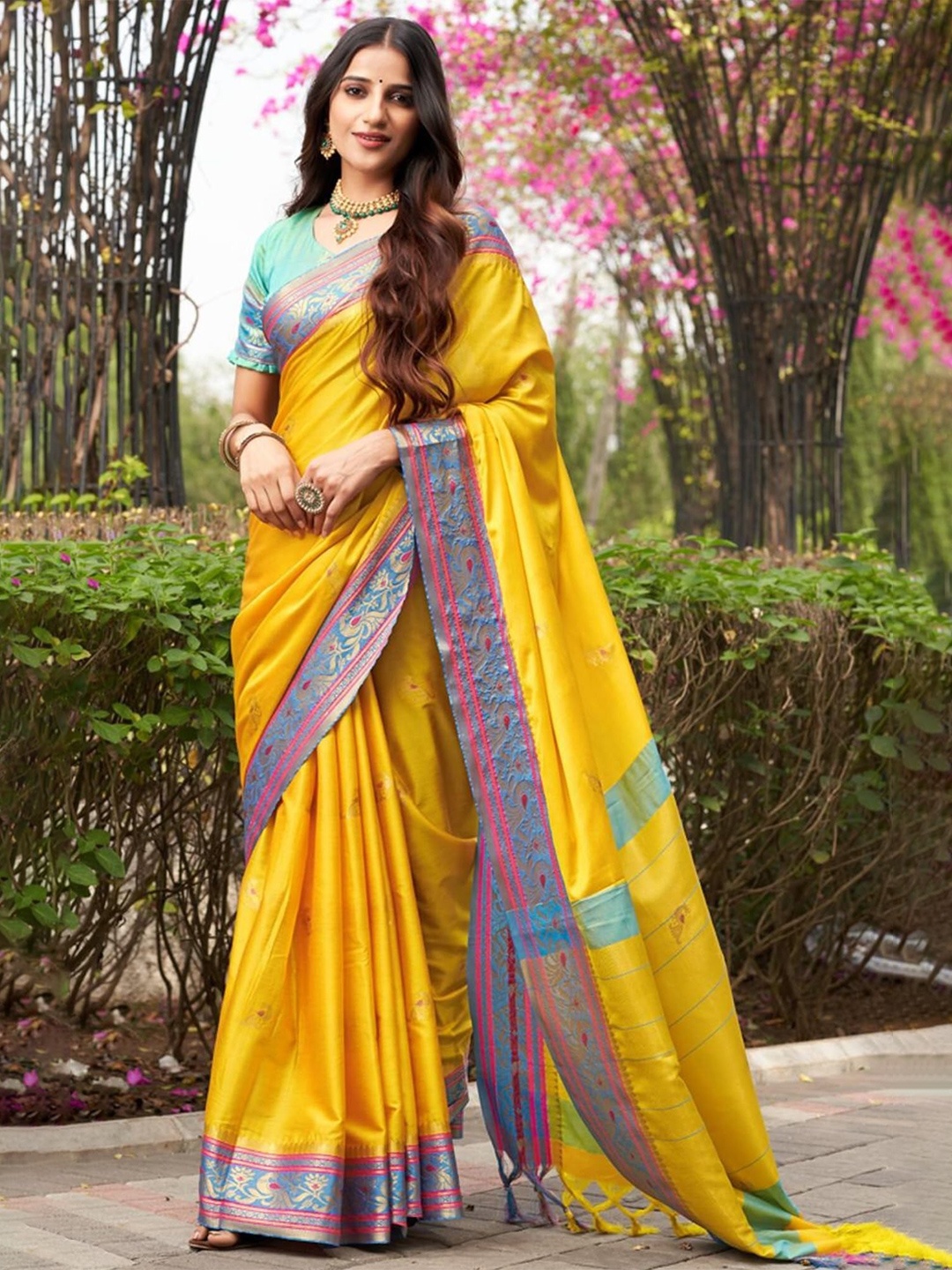 

DIVASTRI Ethnic Motifs Zari Pure Cotton Banarasi Saree, Yellow
