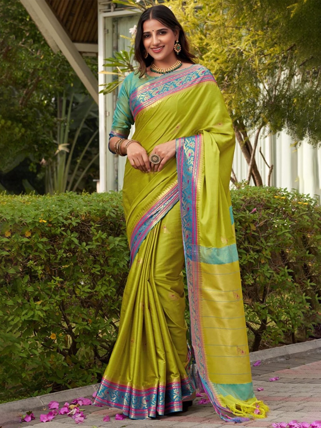

DIVASTRI Ethnic Motifs Zari Pure Cotton Banarasi Saree, Green