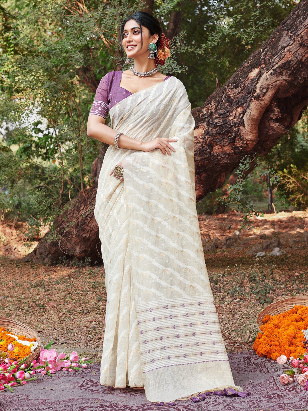 

Fashion Petals Woven Design Zari Tussar Saree, White