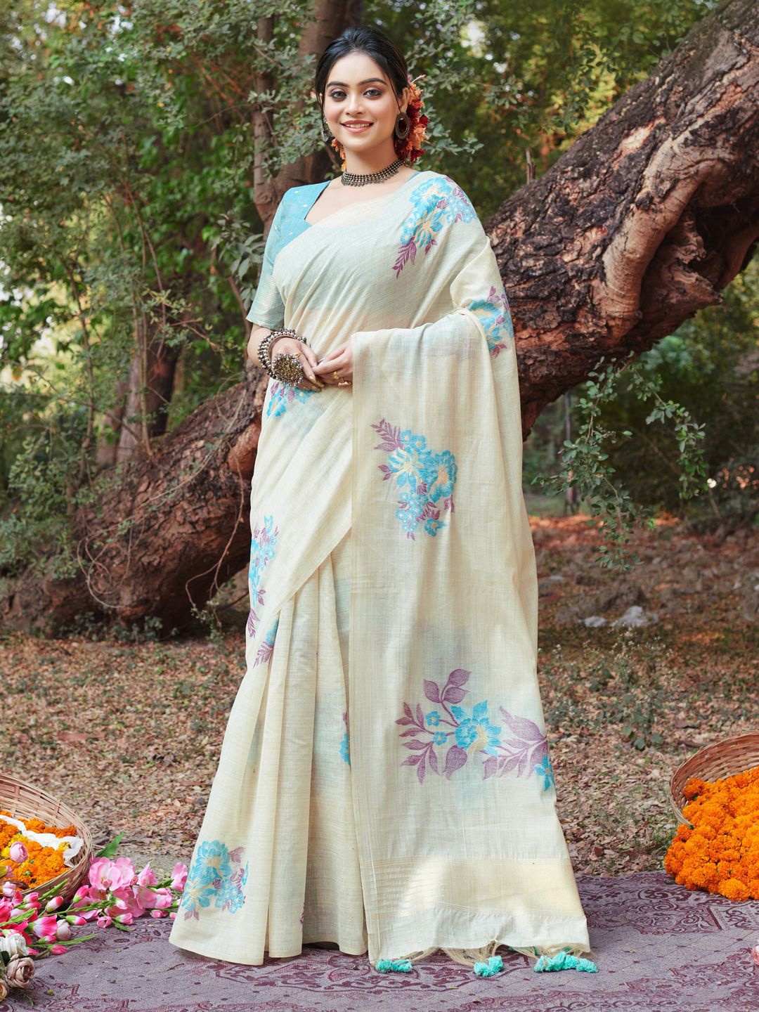 

Fashion Petals Ethnic Motifs Zari Tussar Saree, White