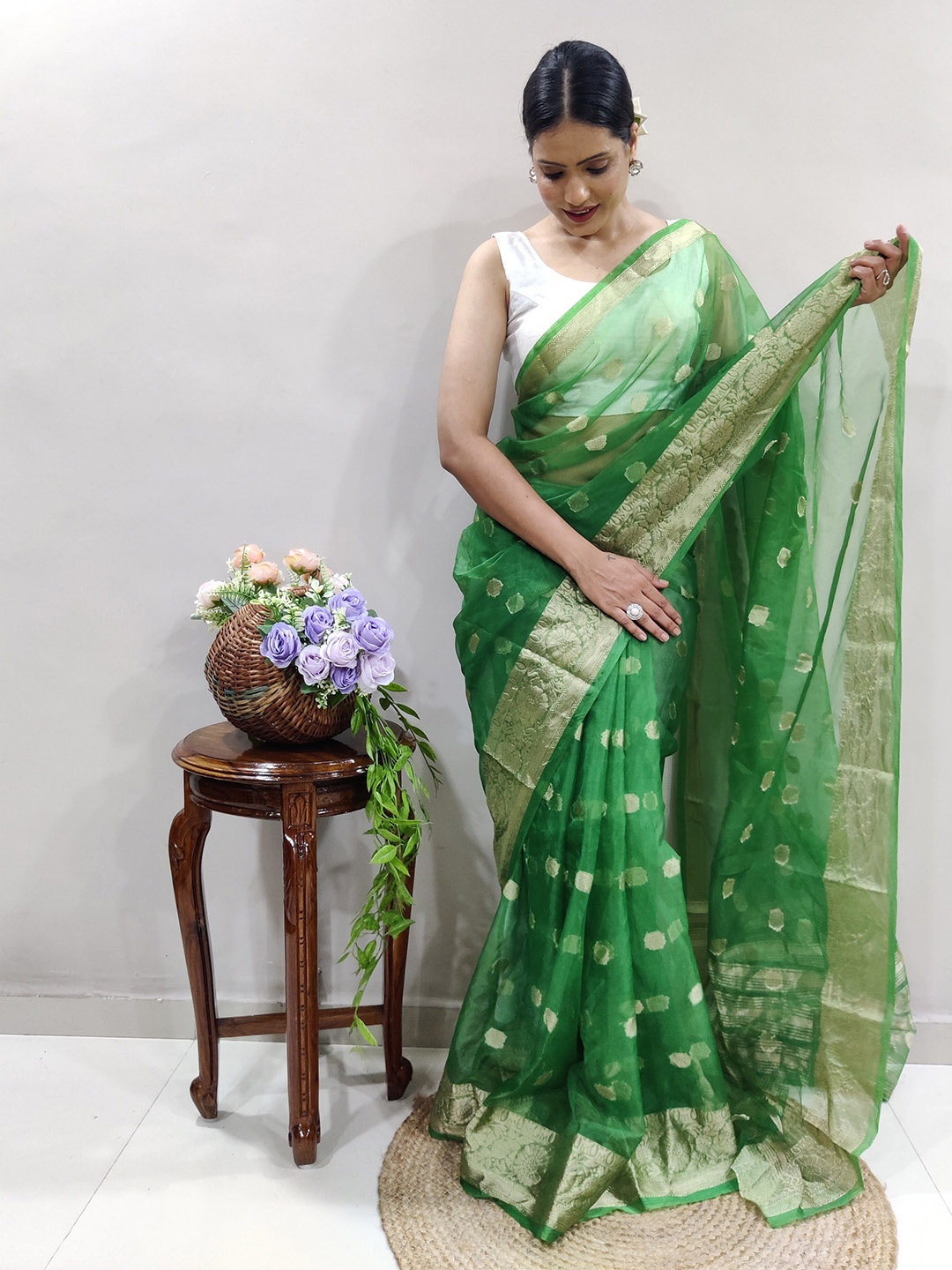 

AWRIYA Woven Design Zari Organza Saree With Blouse Piece, Green