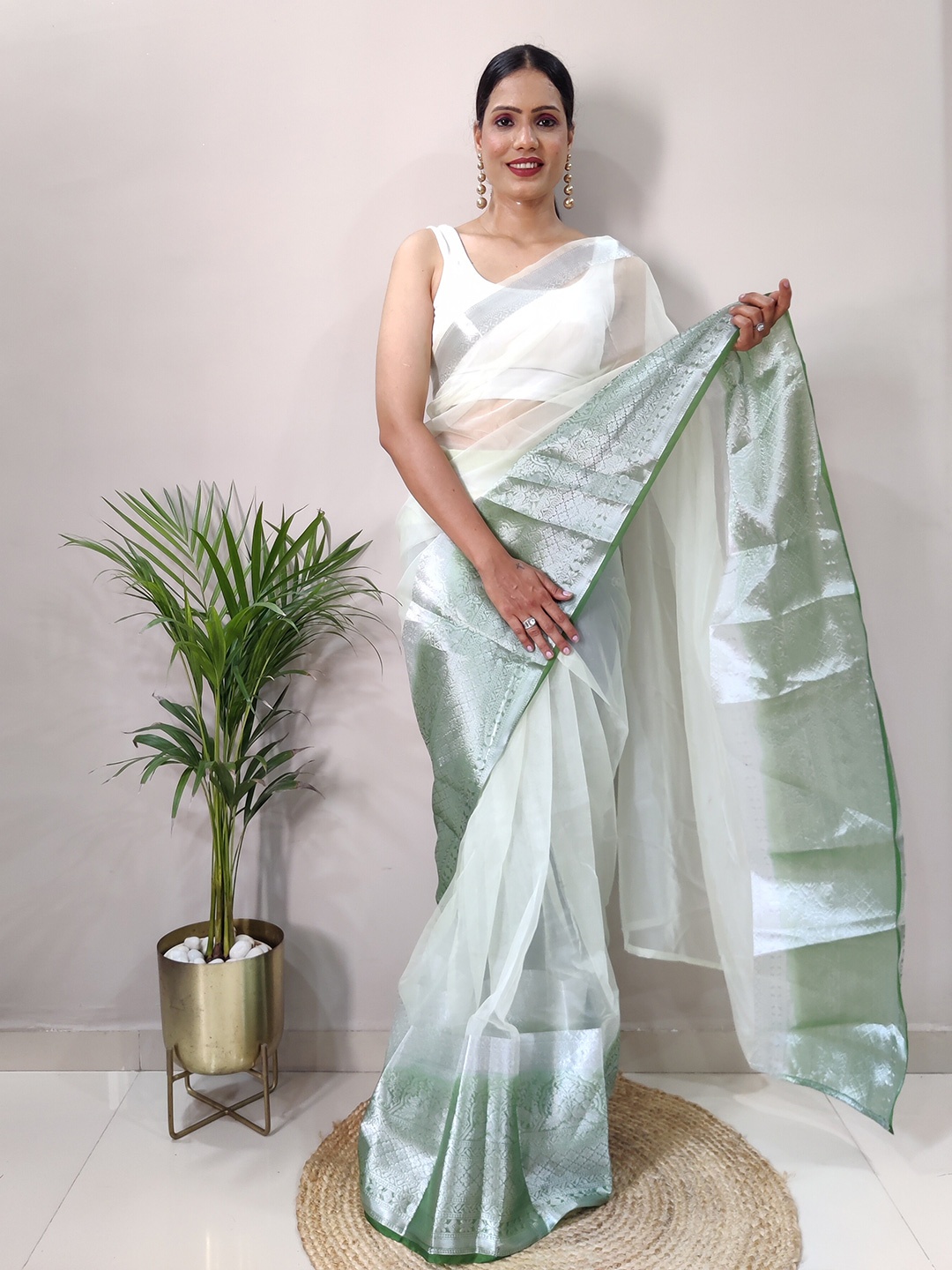 

AWRIYA Zari Organza Solid Saree, Green