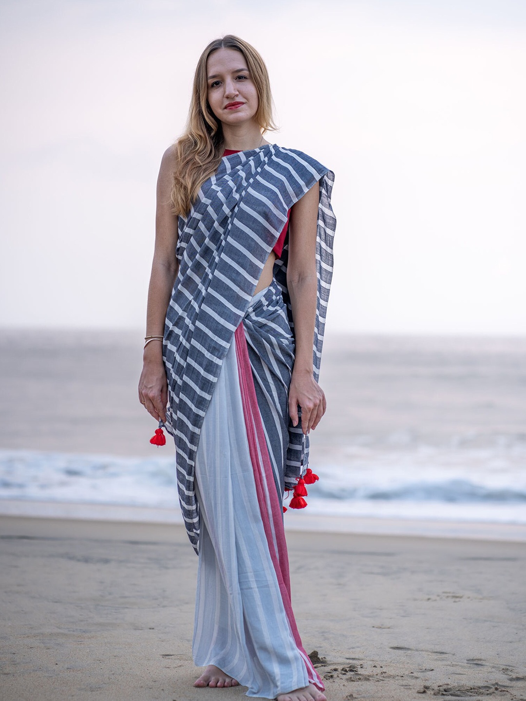 

I LOVE SAREES Striped Saree, Grey
