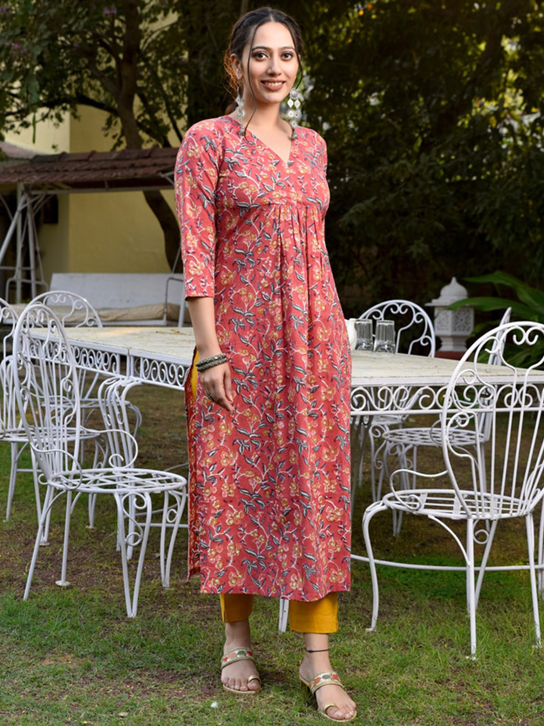 

Jaipuri Adaah Floral Printed V Neck Cotton Straight Kurta, Red