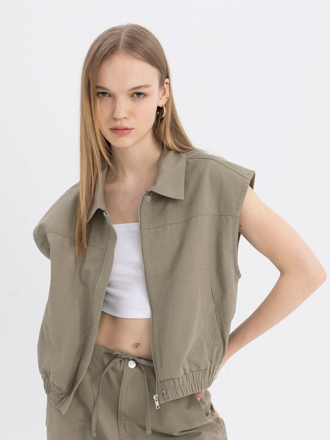 

DeFacto Women Spread Collar Sleeveless Sporty Jacket, Grey