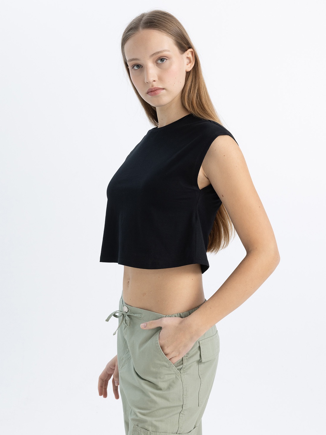 

DeFacto Round Neck Cotton Boxy Crop Top, Black