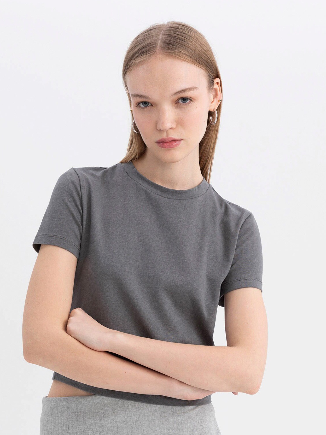 

DeFacto Women Solid Round Neck T-shirt, Grey