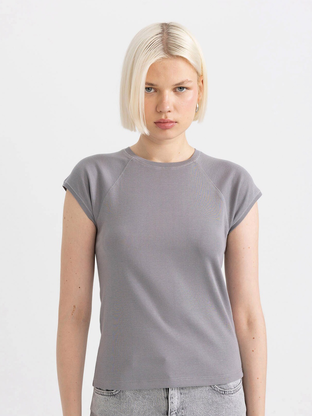 

DeFacto Women Solid Round Neck T-shirt, Grey