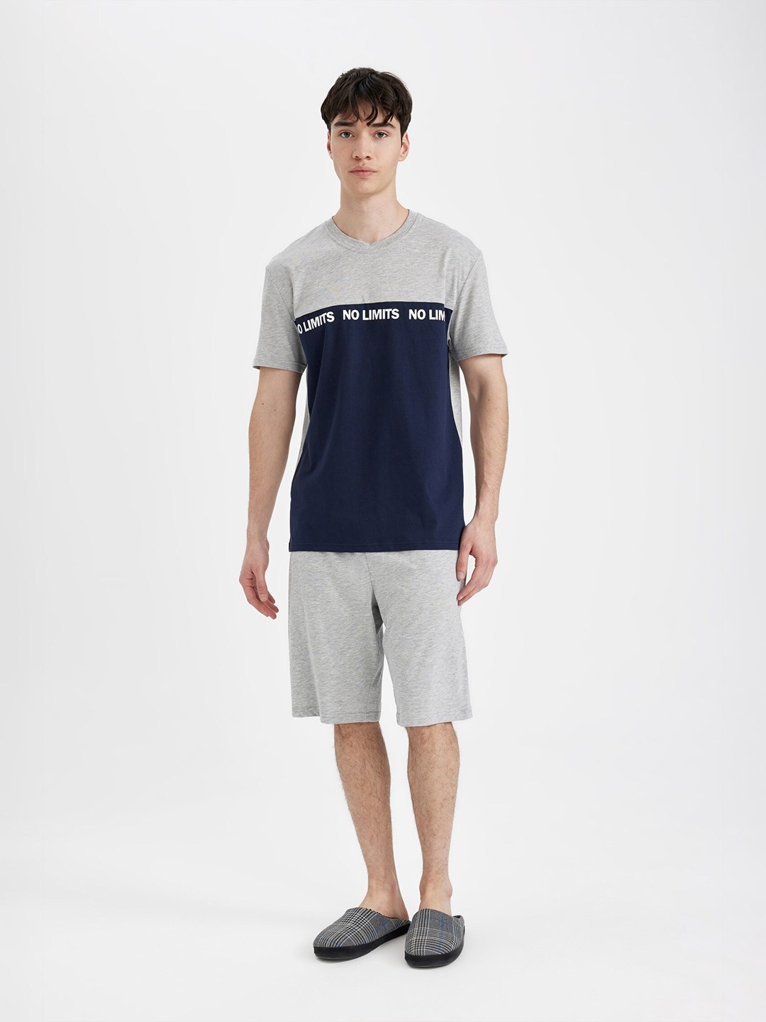 

DeFacto Men's ColourBlocked T-Shirt With Shorts Co-Ords, Grey
