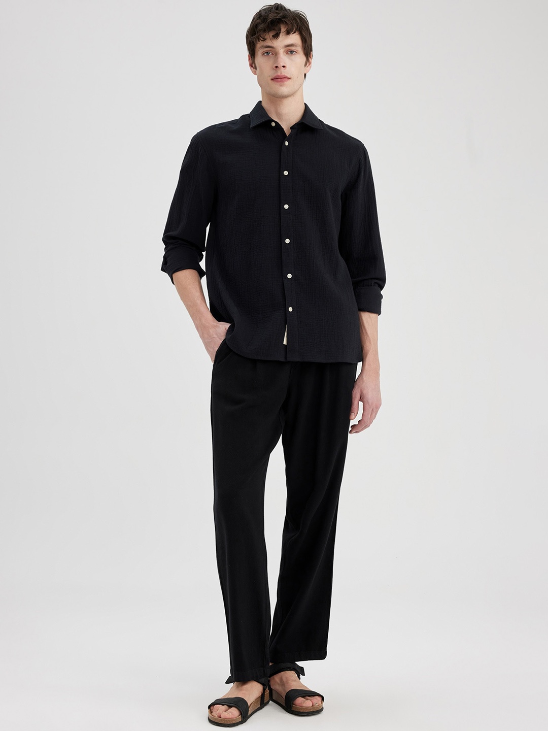 

DeFacto Men Mid-Rise Trousers, Black