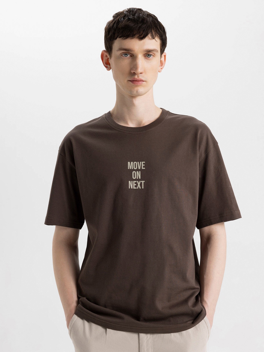 DeFacto Men Typography Drop-Shoulder Sleeves T-shirt, Brown