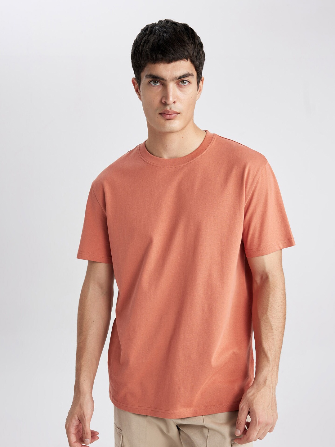 

DeFacto Men Solid Round Neck T-shirt, Orange