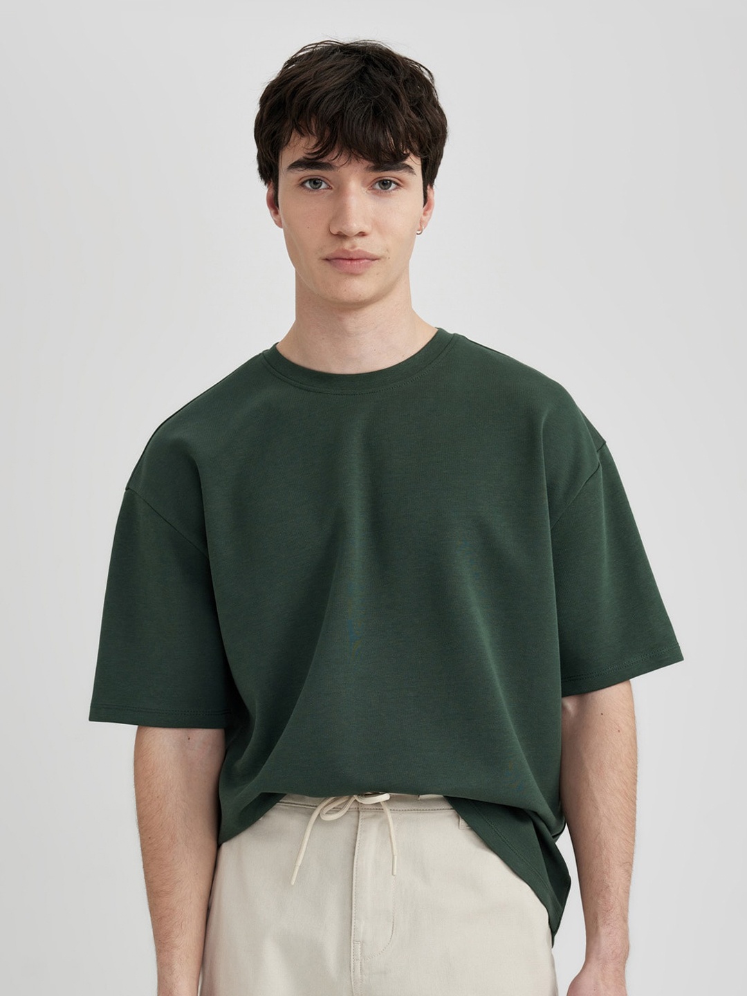 

DeFacto Men Solid Round Neck T-shirt, Green