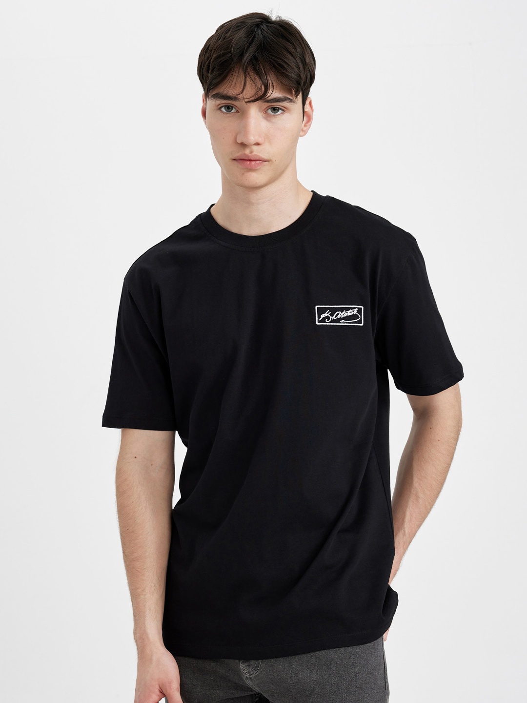 

DeFacto Men Applique Round Neck T-shirt, Black