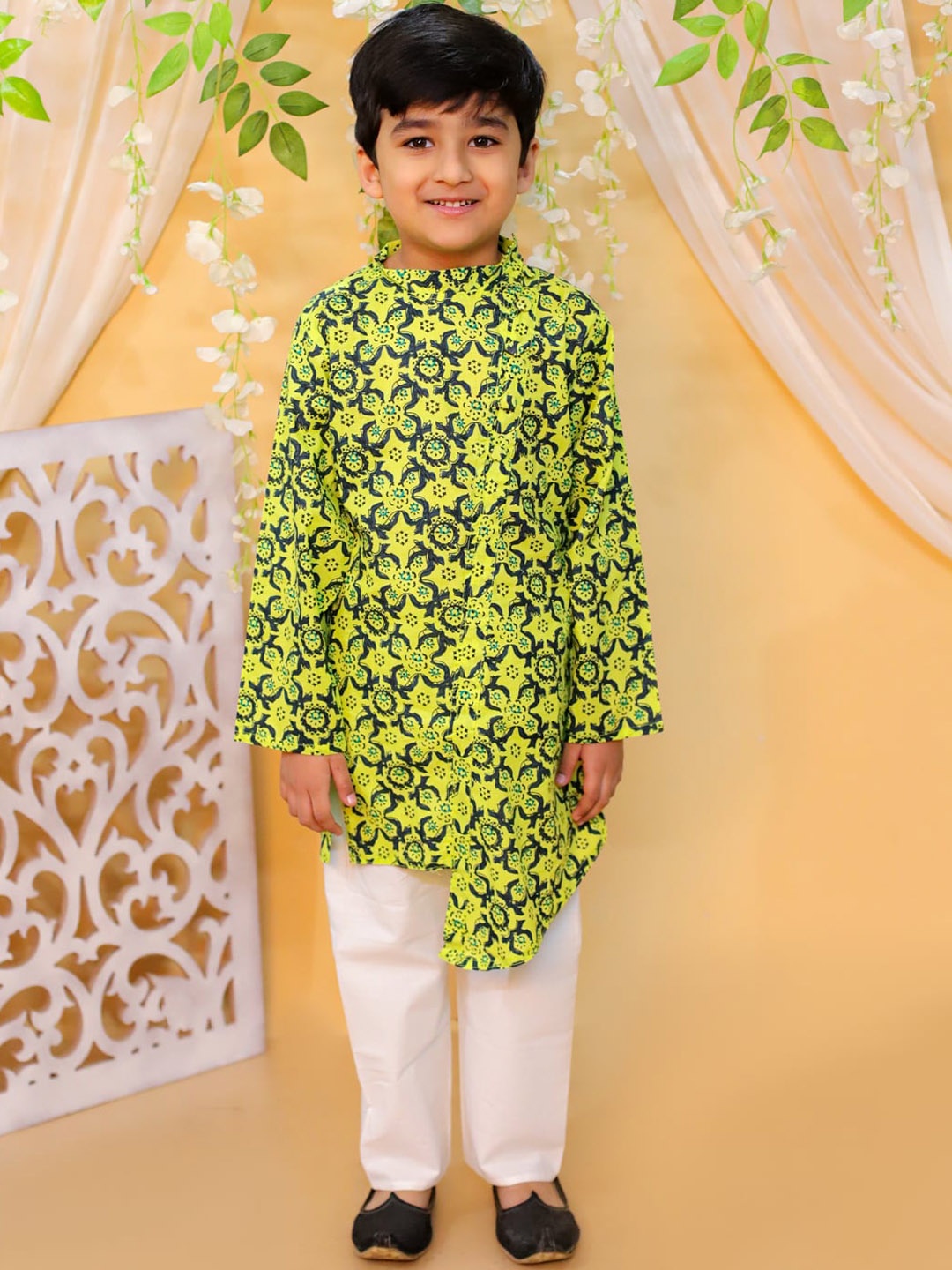 

BownBee Boys Ethnic Motifs Print Mandarin Collar Regular A-Line Kurta With Pyjamas, Yellow