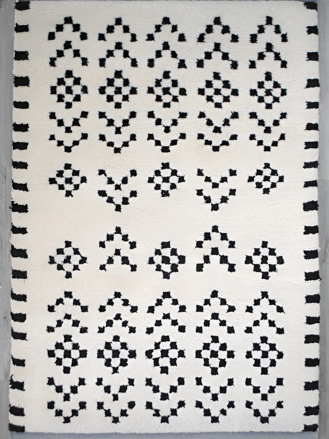 

Art Avenue White & Black Geometric Anti-Skid Woollen Carpet