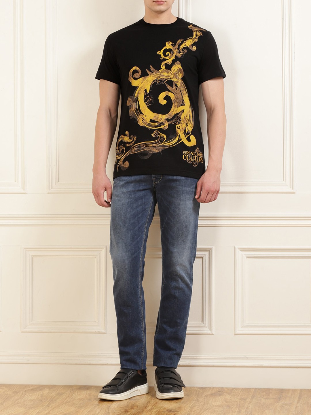 

Versace Jeans Couture Men Abstract Round Neck T-shirt, Black