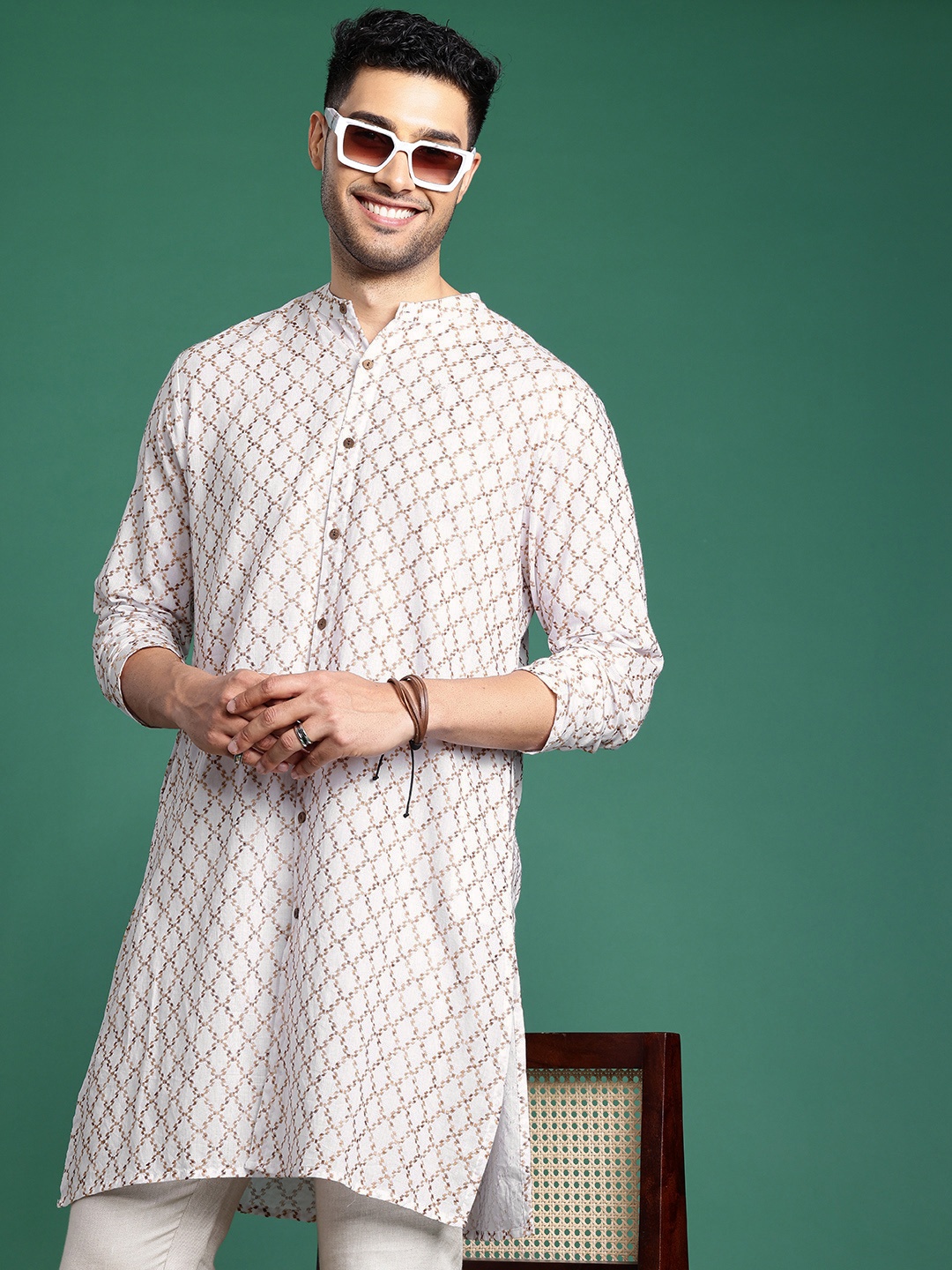 

Sangria Men Geometric Embroidered Thread Work Pure Cotton Kurta, White