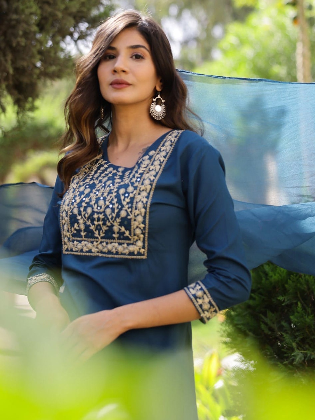 

mokshi Floral Embroidered Regular Thread Work Kurta with Trousers & Dupatta, Blue