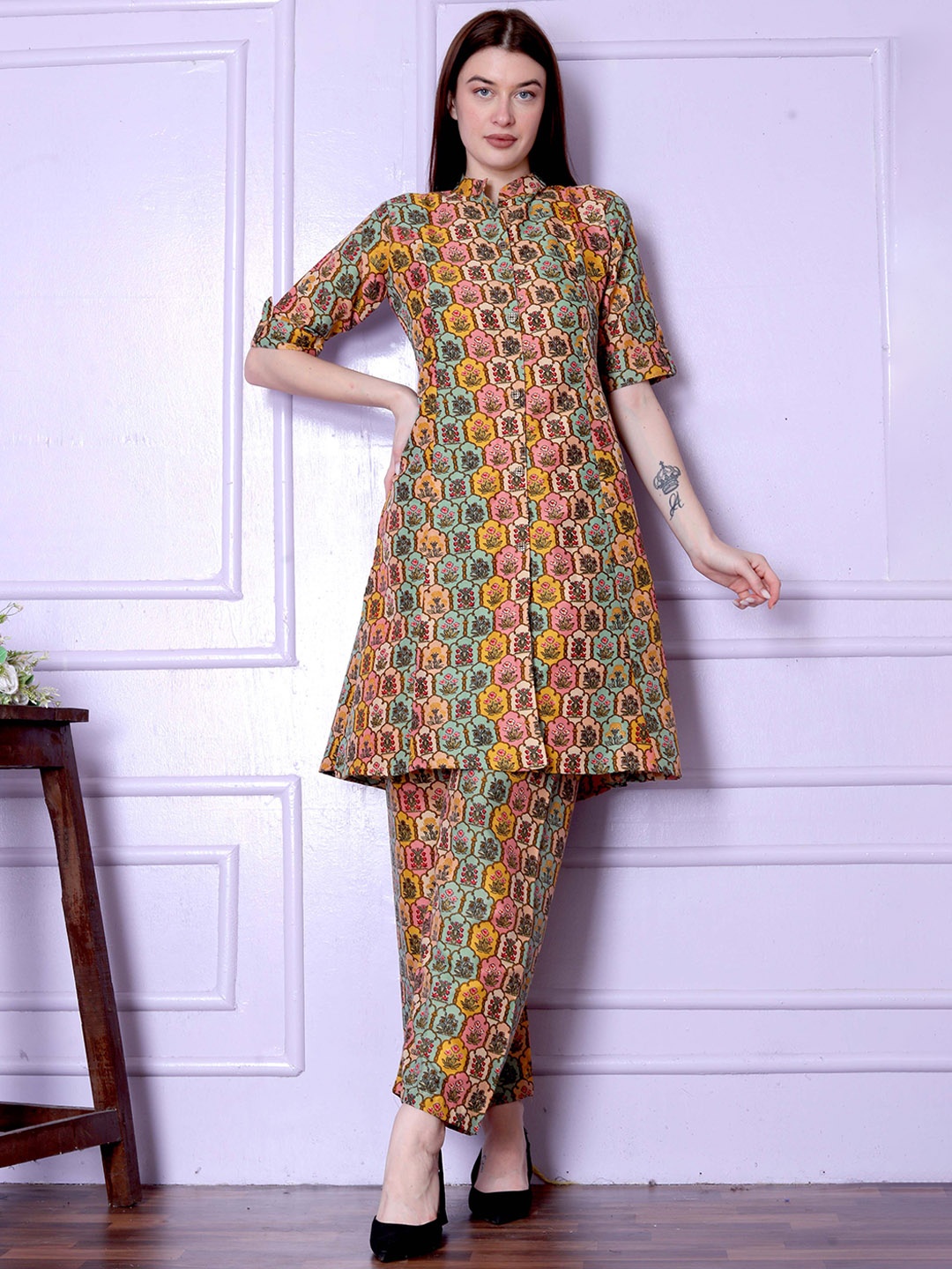 

Divyadham Textiles Floral Printed Shirt Collar Tunic With Trousers, Green