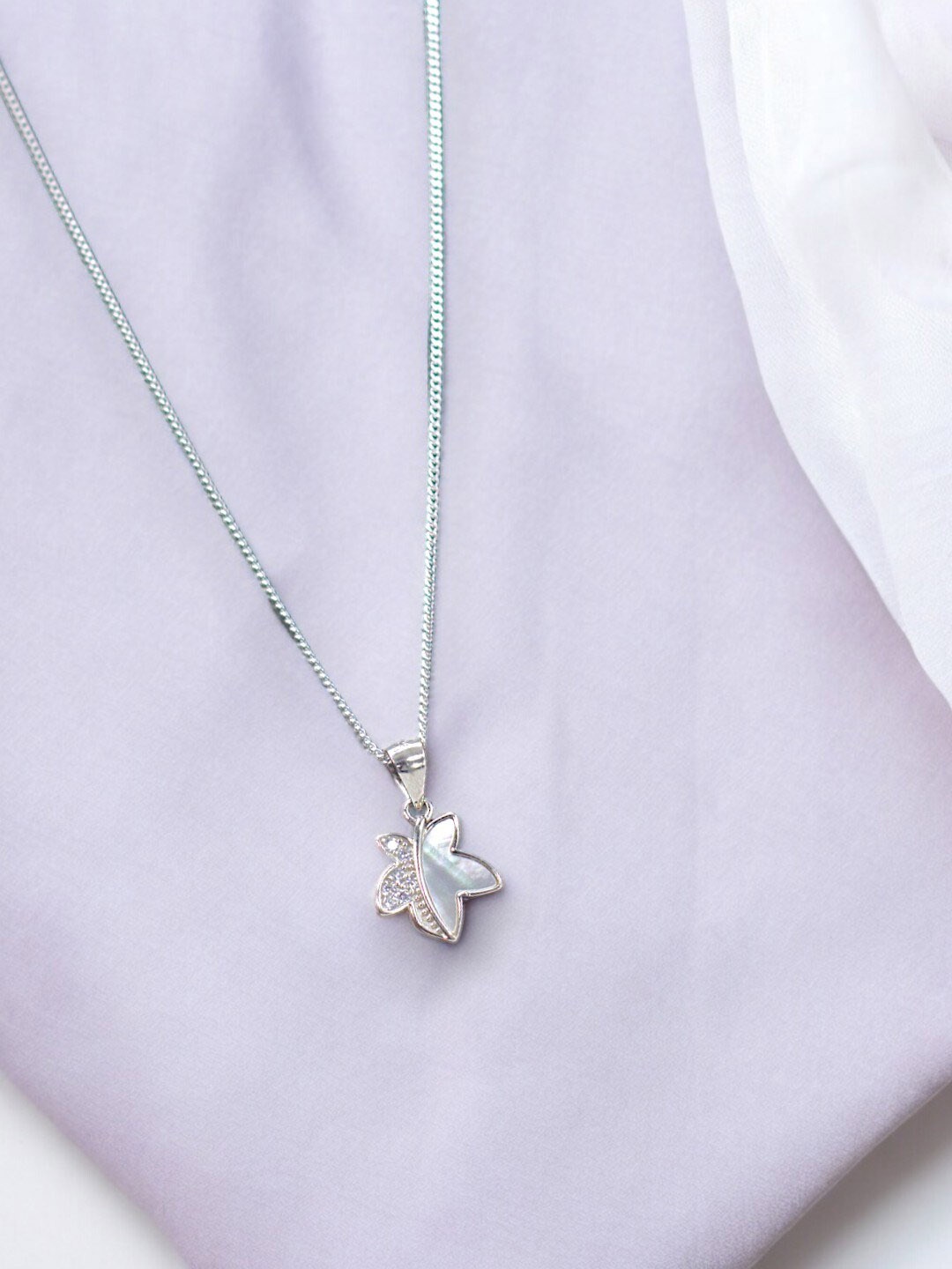 

Taraash Floral Pendants With Chains, Silver