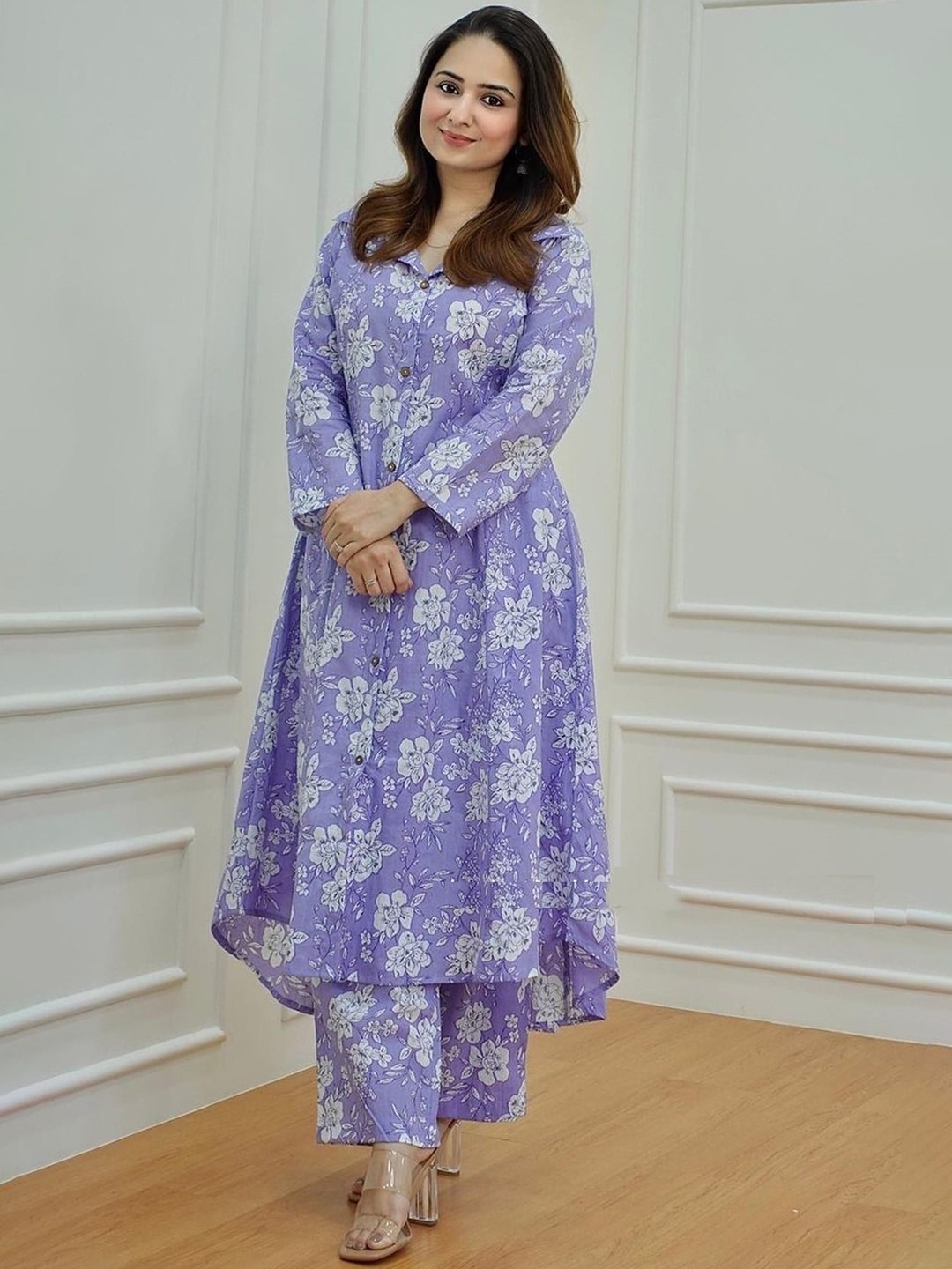 

MATTLOOK Floral Printed Anarkali Kurta With Trousers, Lavender