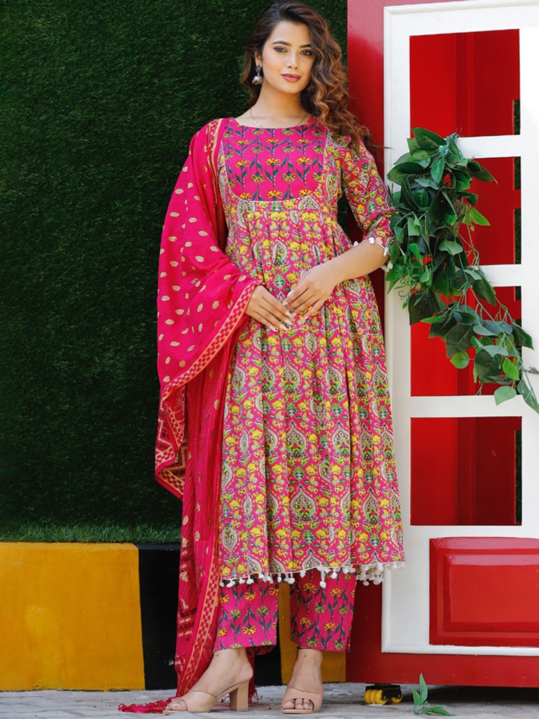 

Light Daisy Floral Printed Regular Anarkali Kurta With Trousers & Dupatta, Red