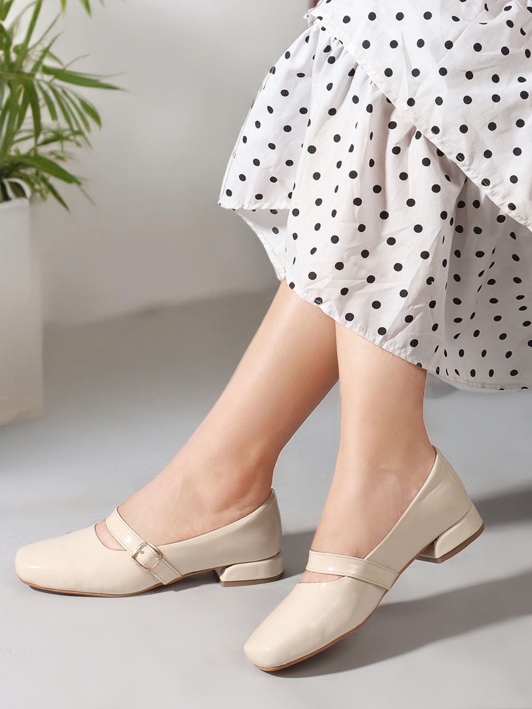 

Carlton London Buckle Detailed Block Heeled Mary Janes, Cream