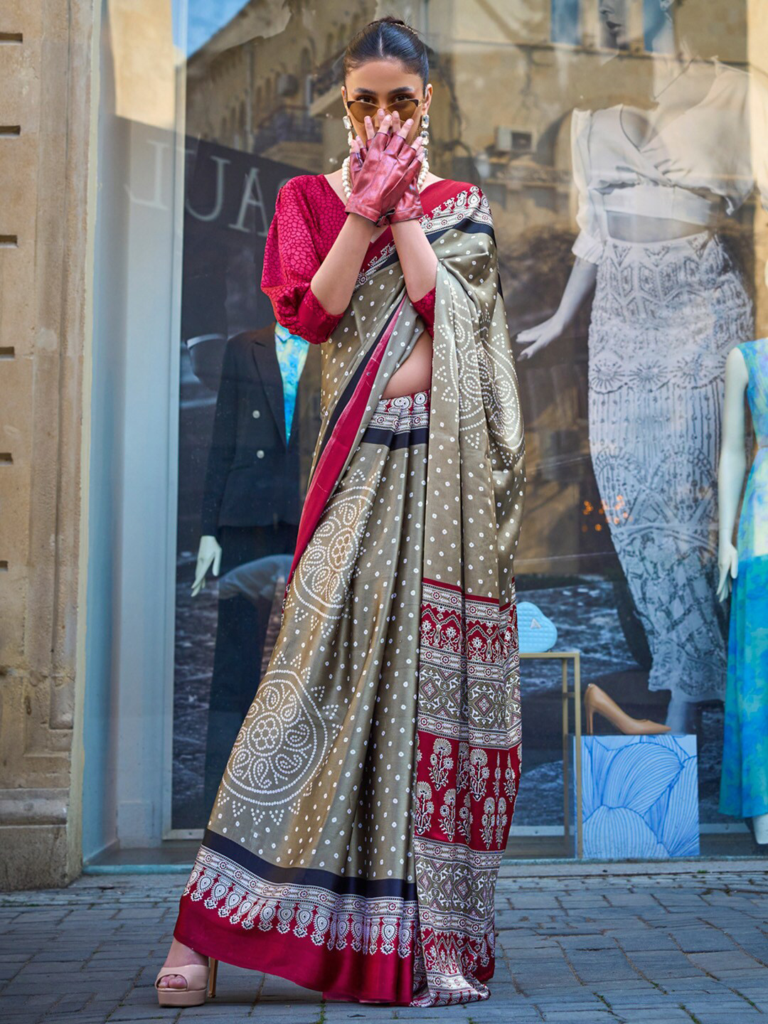 

Sangria Printed Saree With Blouse Piece, Olive