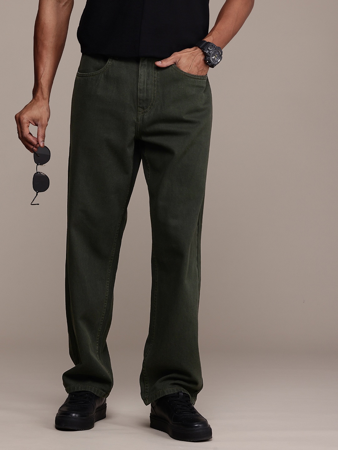 

WROGN Men Loose Fit Pure Cotton Jeans, Olive