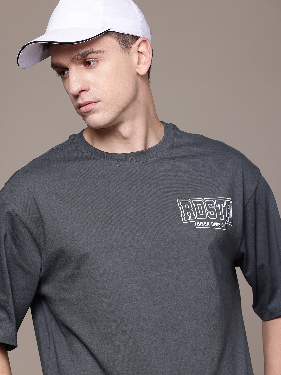 

The Roadster Lifestyle Co. Men Pure Cotton Relaxed Fit T-shirt, Charcoal