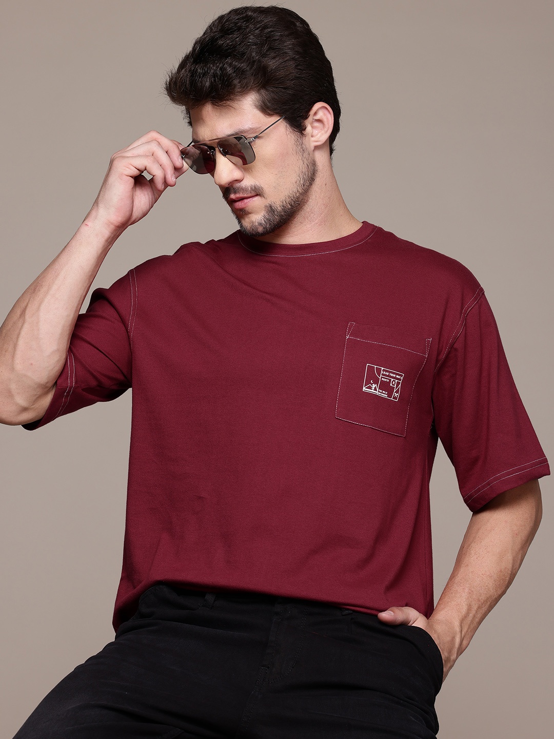 

The Roadster Lifestyle Co. Men Pocket Detail T-shirt, Maroon